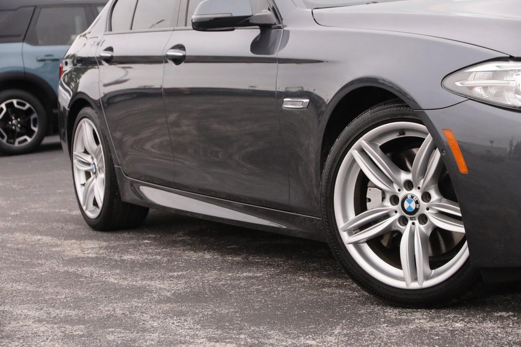 BMW 5 Series Vehicle Full-screen Gallery Image 03