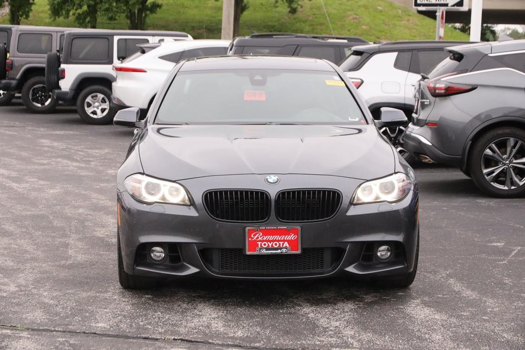 BMW 5 Series Vehicle Full-screen Gallery Image 04
