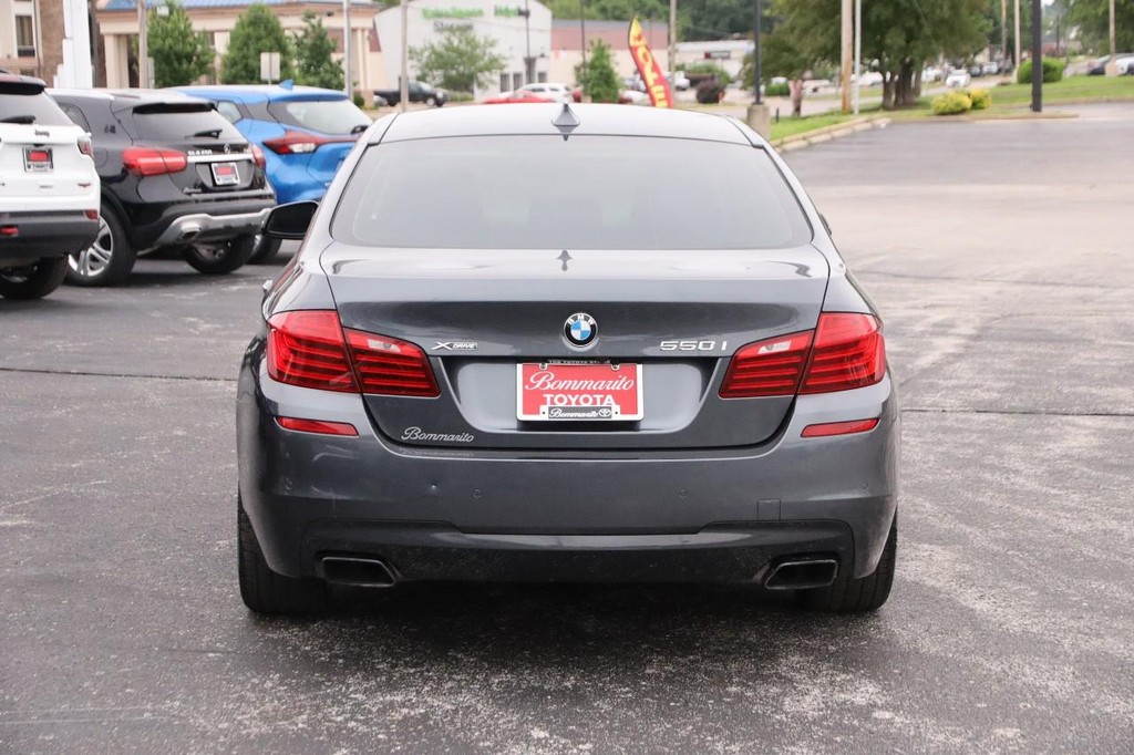 BMW 5 Series Vehicle Full-screen Gallery Image 06