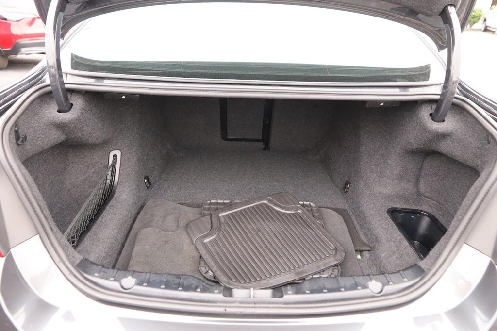 BMW 5 Series Vehicle Full-screen Gallery Image 07