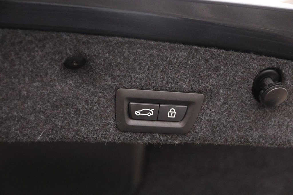 BMW 5 Series Vehicle Full-screen Gallery Image 08