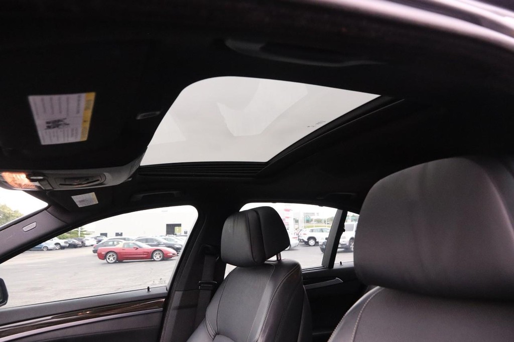 BMW 5 Series Vehicle Full-screen Gallery Image 09