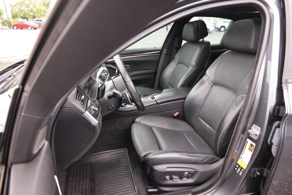 BMW 5 Series Vehicle Full-screen Gallery Image 10