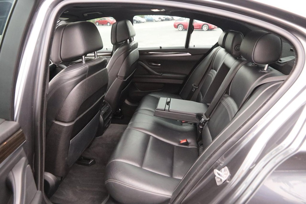 BMW 5 Series Vehicle Full-screen Gallery Image 11
