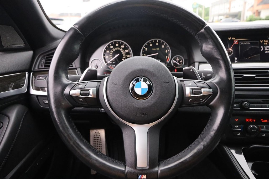 BMW 5 Series Vehicle Full-screen Gallery Image 12