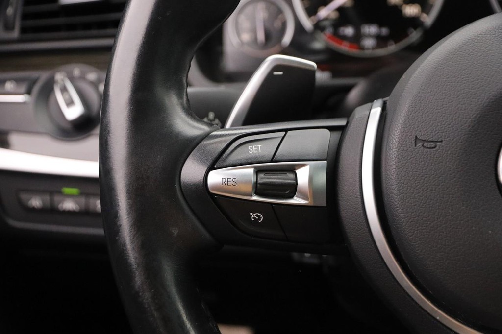 BMW 5 Series Vehicle Full-screen Gallery Image 13