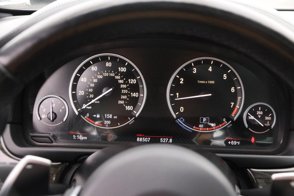 BMW 5 Series Vehicle Full-screen Gallery Image 15