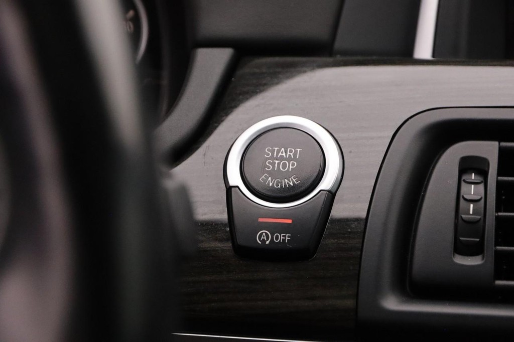 BMW 5 Series Vehicle Full-screen Gallery Image 16