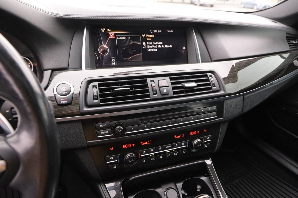 BMW 5 Series Vehicle Full-screen Gallery Image 17