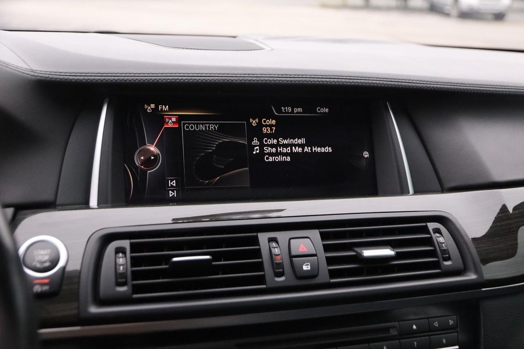 BMW 5 Series Vehicle Full-screen Gallery Image 18