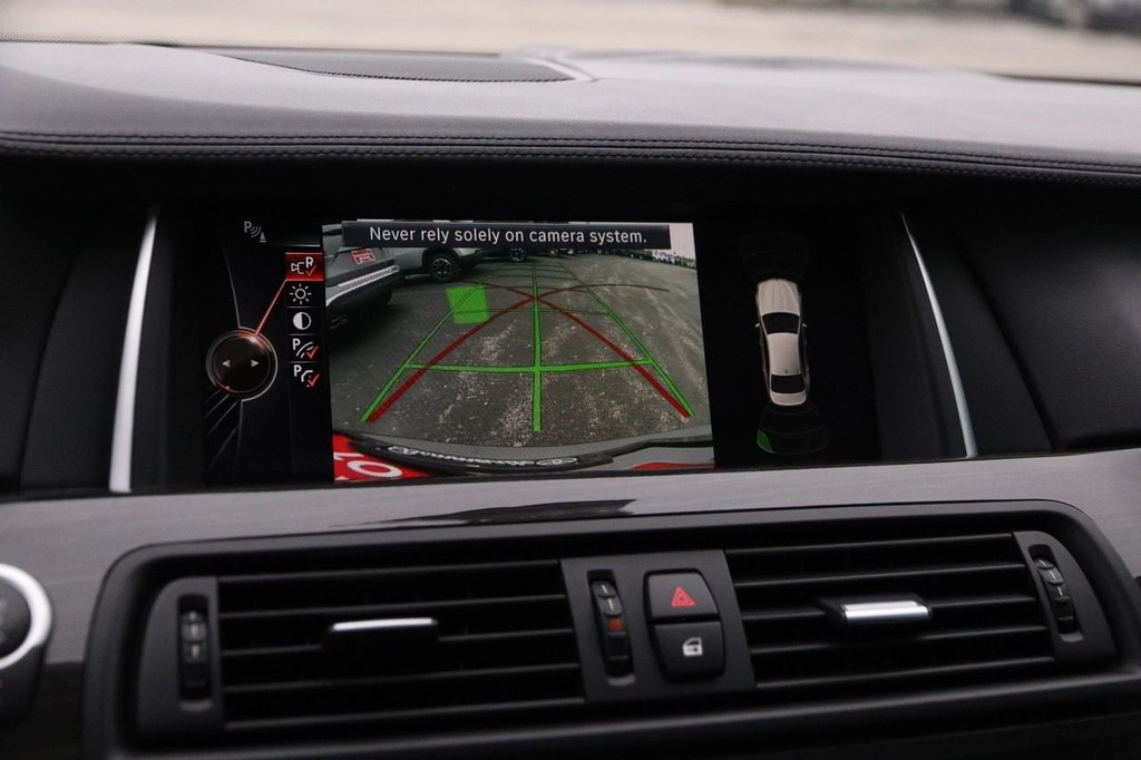 BMW 5 Series Vehicle Full-screen Gallery Image 19
