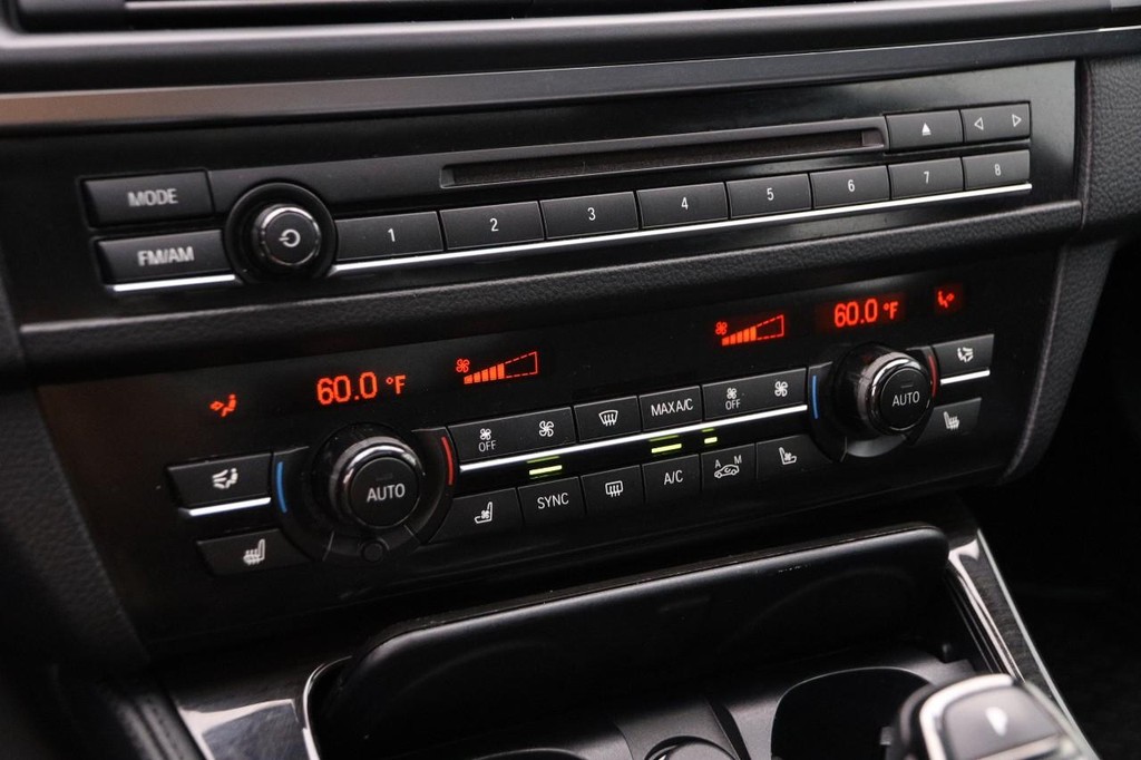 BMW 5 Series Vehicle Full-screen Gallery Image 20