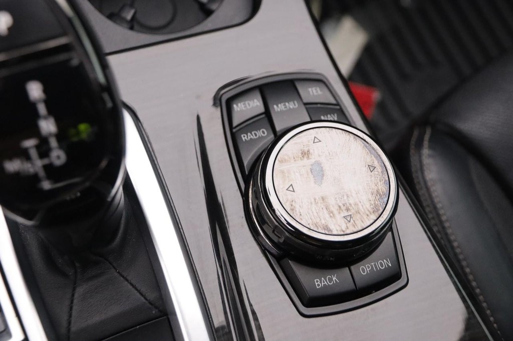 BMW 5 Series Vehicle Full-screen Gallery Image 21