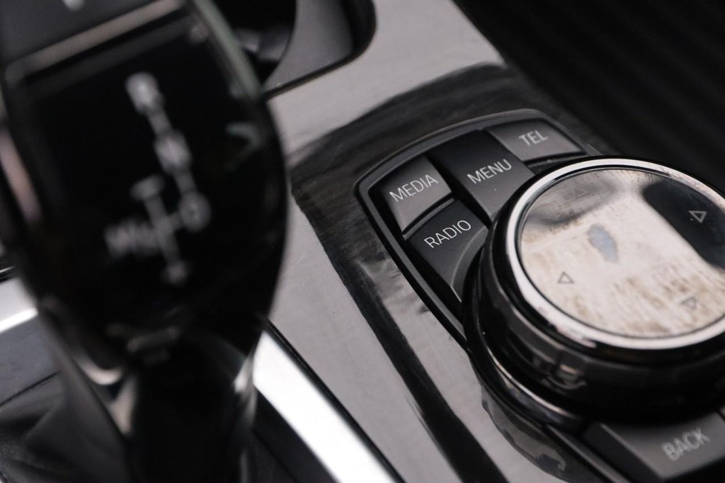 BMW 5 Series Vehicle Full-screen Gallery Image 22
