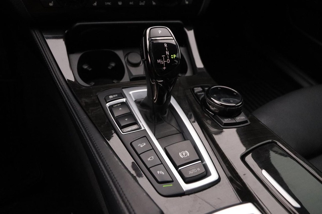 BMW 5 Series Vehicle Full-screen Gallery Image 23