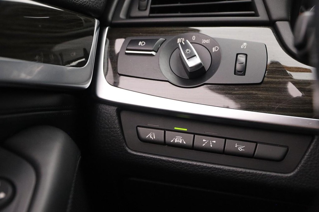 BMW 5 Series Vehicle Full-screen Gallery Image 24