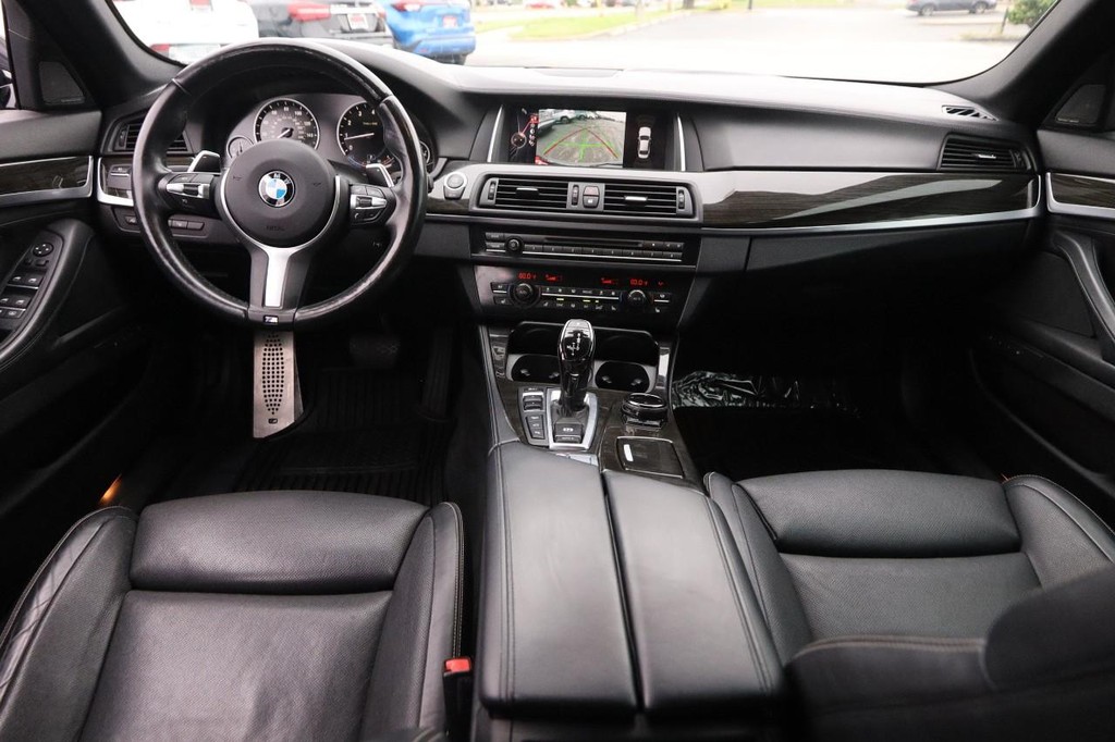 BMW 5 Series Vehicle Full-screen Gallery Image 25