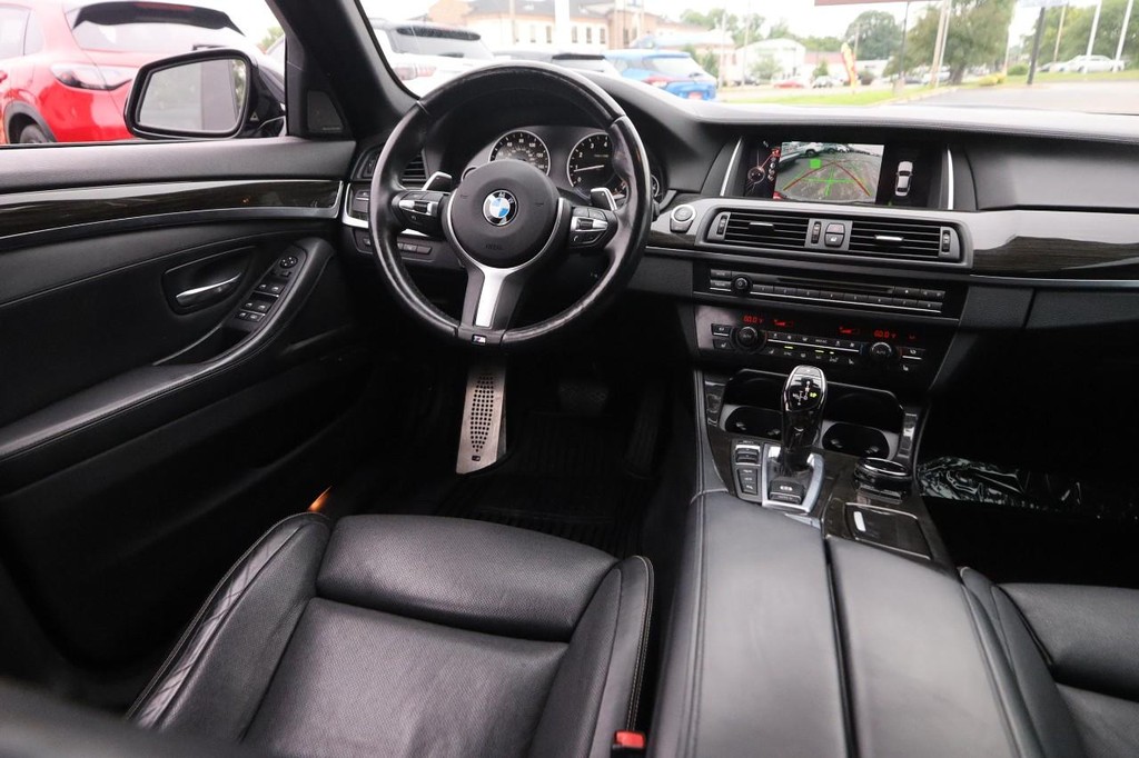 BMW 5 Series Vehicle Full-screen Gallery Image 26