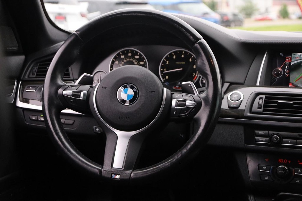 BMW 5 Series Vehicle Full-screen Gallery Image 27