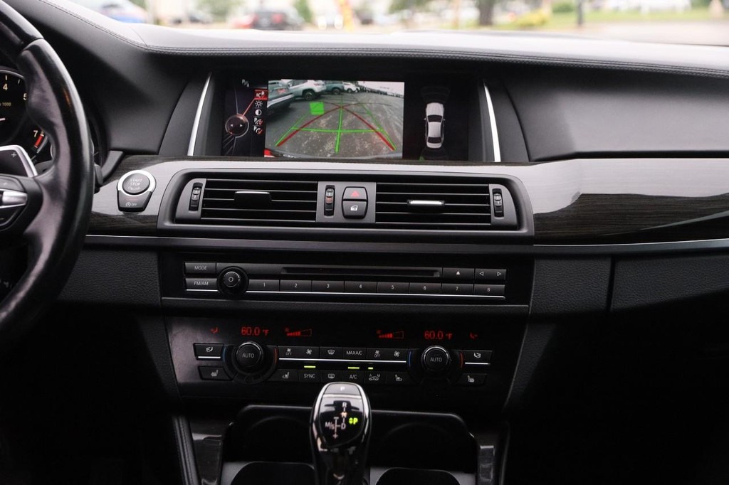 BMW 5 Series Vehicle Full-screen Gallery Image 28