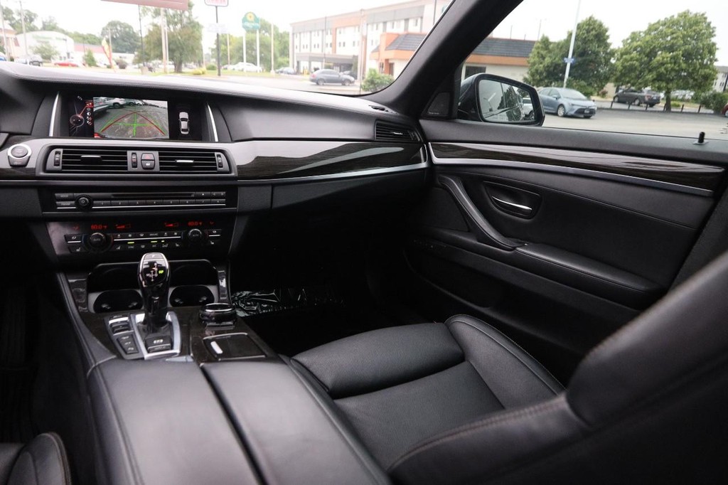 BMW 5 Series Vehicle Full-screen Gallery Image 29