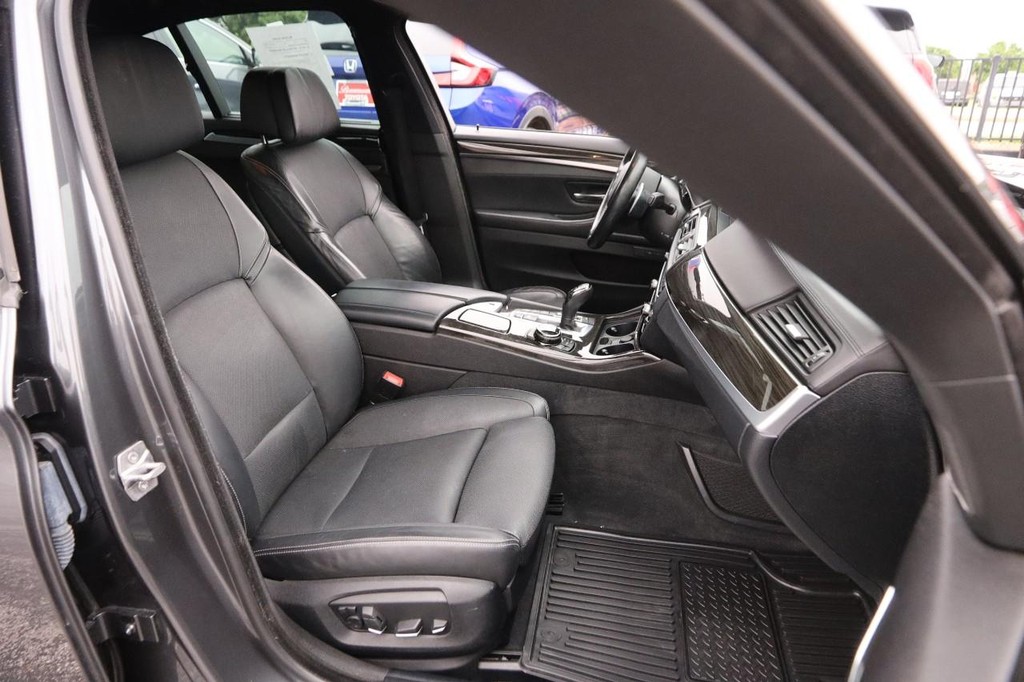 BMW 5 Series Vehicle Full-screen Gallery Image 30