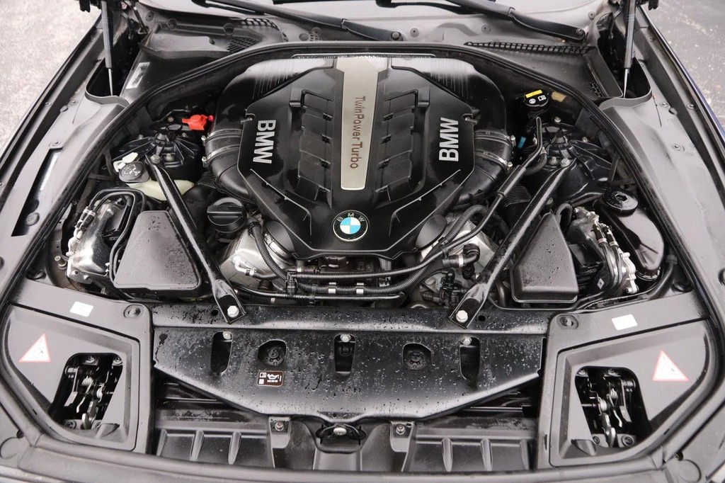 BMW 5 Series Vehicle Full-screen Gallery Image 31