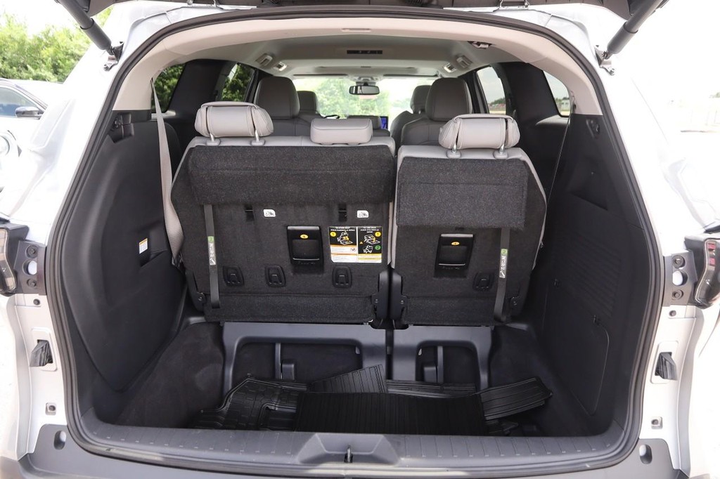 Toyota Sienna Vehicle Full-screen Gallery Image 7