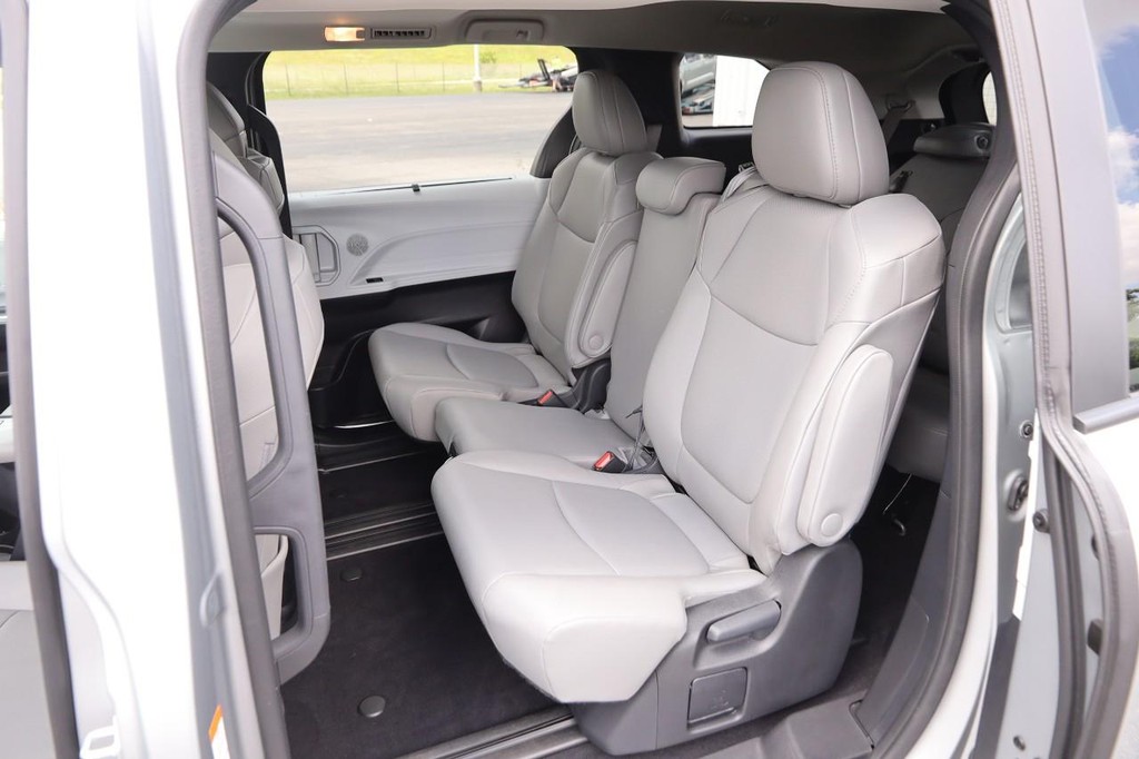 Toyota Sienna Vehicle Full-screen Gallery Image 11