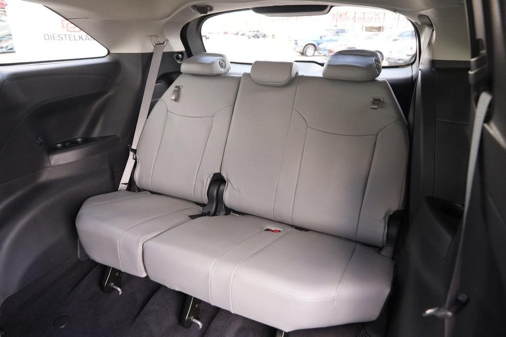 Toyota Sienna Vehicle Full-screen Gallery Image 12