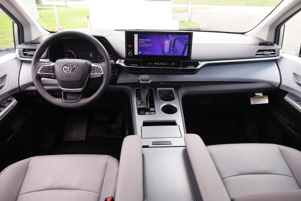 Toyota Sienna Vehicle Full-screen Gallery Image 23