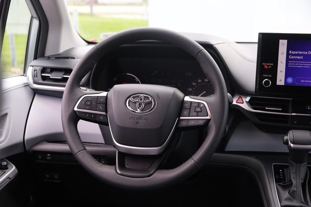 Toyota Sienna Vehicle Full-screen Gallery Image 25