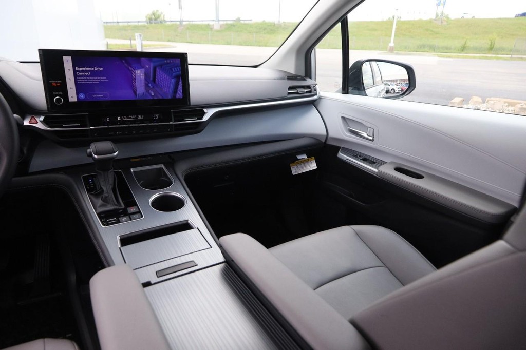 Toyota Sienna Vehicle Full-screen Gallery Image 27