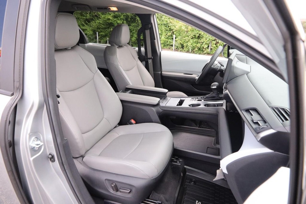 Toyota Sienna Vehicle Full-screen Gallery Image 28
