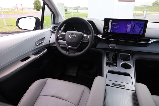 Toyota Sienna Vehicle Image 24