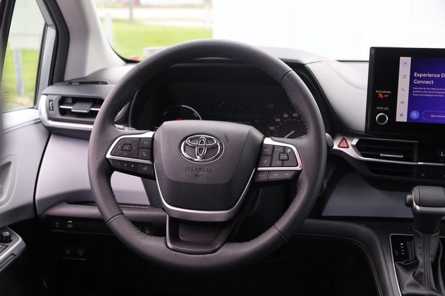 Toyota Sienna Vehicle Image 25