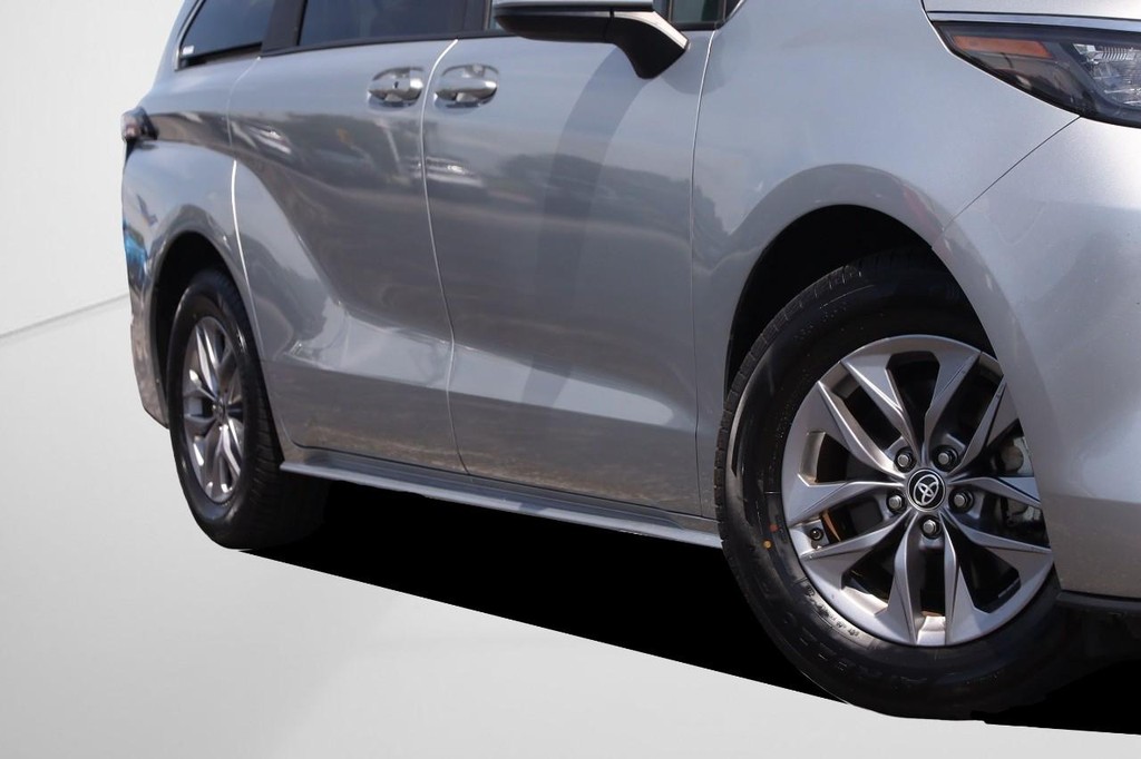 Toyota Sienna Vehicle Full-screen Gallery Image 3