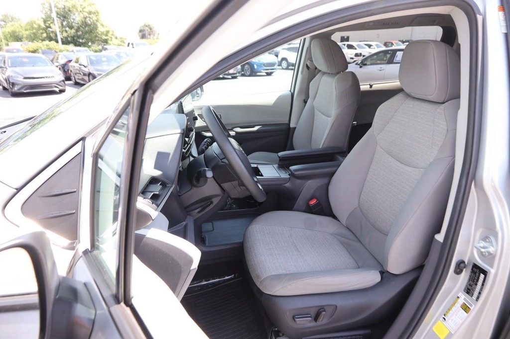 Toyota Sienna Vehicle Full-screen Gallery Image 8