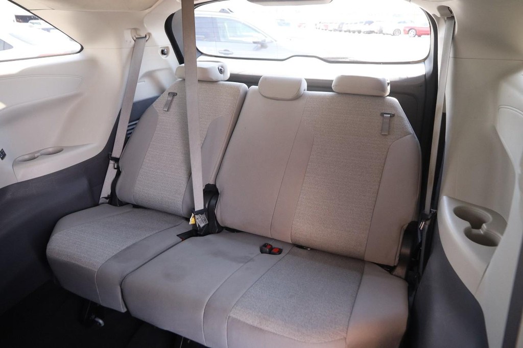 Toyota Sienna Vehicle Full-screen Gallery Image 10