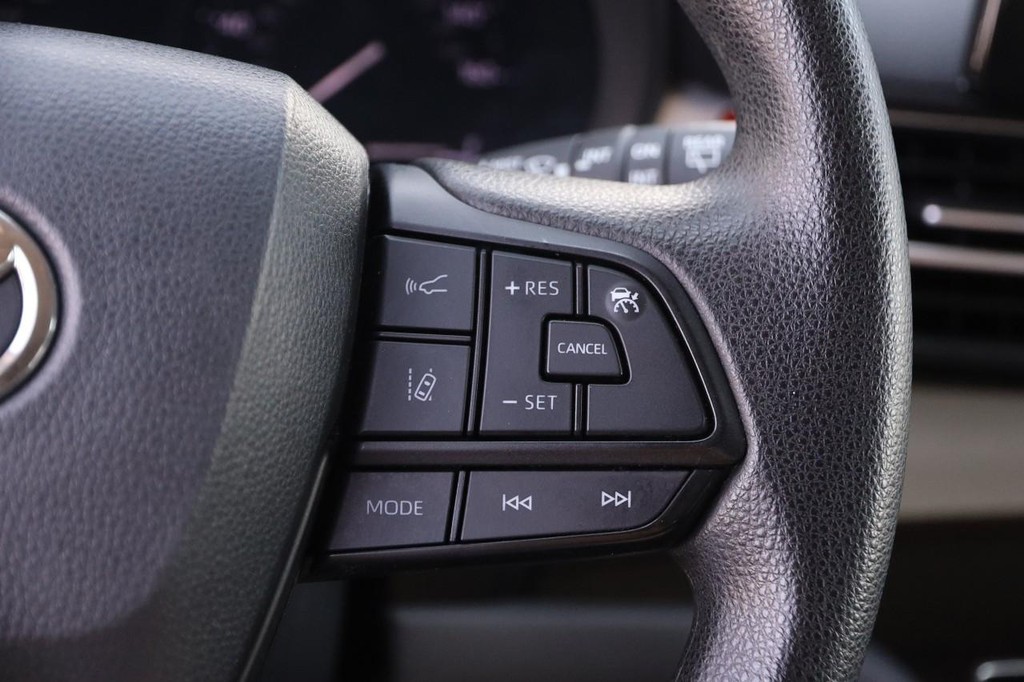 Toyota Sienna Vehicle Full-screen Gallery Image 13