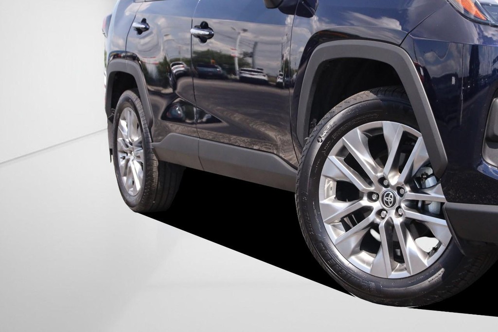 Toyota RAV4 Vehicle Full-screen Gallery Image 3