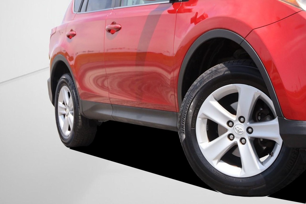 Toyota RAV4 Vehicle Full-screen Gallery Image 3