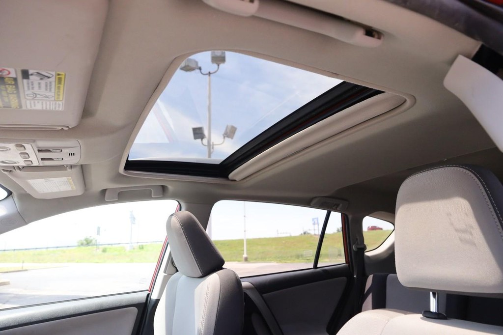 Toyota RAV4 Vehicle Full-screen Gallery Image 8