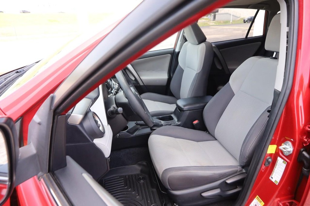 Toyota RAV4 Vehicle Full-screen Gallery Image 9