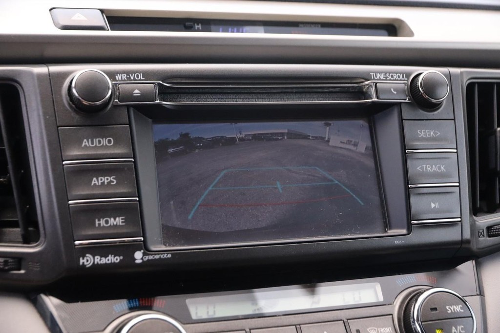 Toyota RAV4 Vehicle Full-screen Gallery Image 16