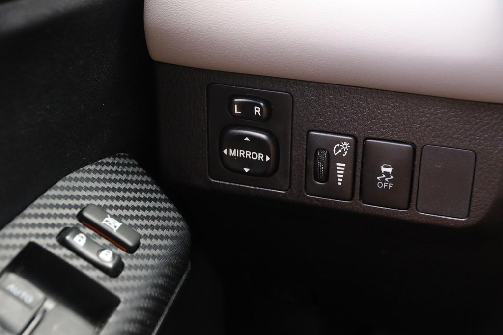 Toyota RAV4 Vehicle Full-screen Gallery Image 19