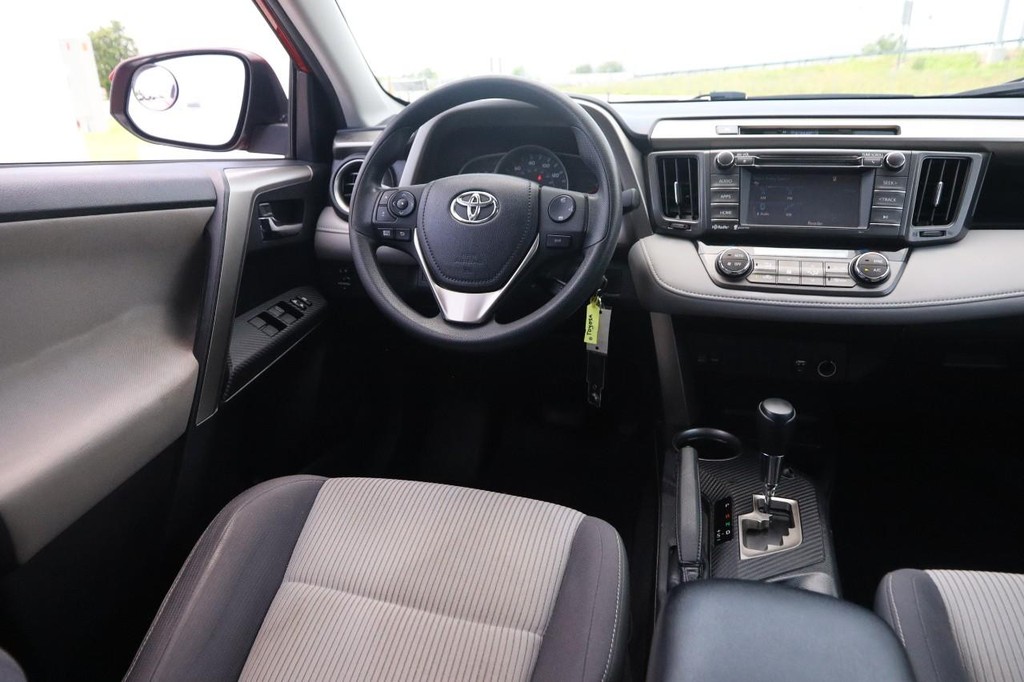 Toyota RAV4 Vehicle Full-screen Gallery Image 21