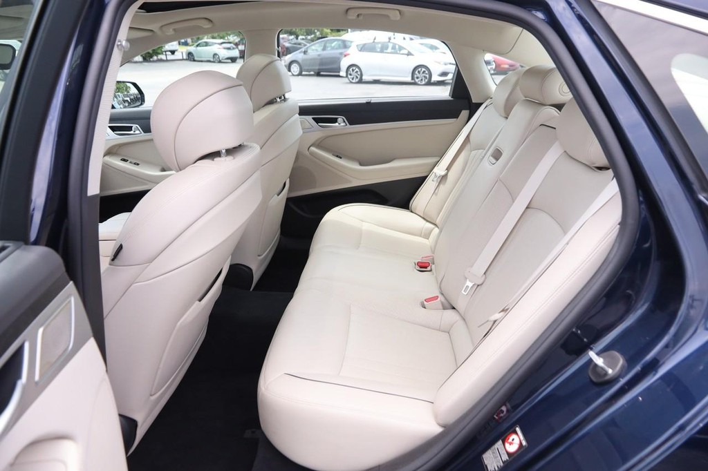 Genesis G80 Vehicle Full-screen Gallery Image 10