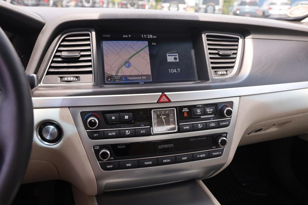 Genesis G80 Vehicle Full-screen Gallery Image 16