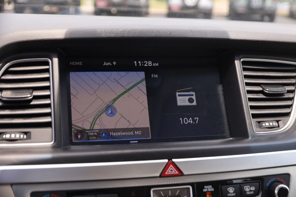 Genesis G80 Vehicle Full-screen Gallery Image 17